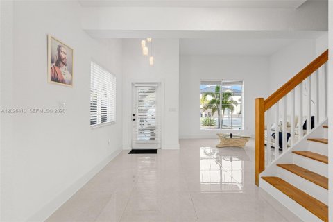 House in Miami, Florida 4 bedrooms, 217.21 sq.m. № 2186284 - photo 6