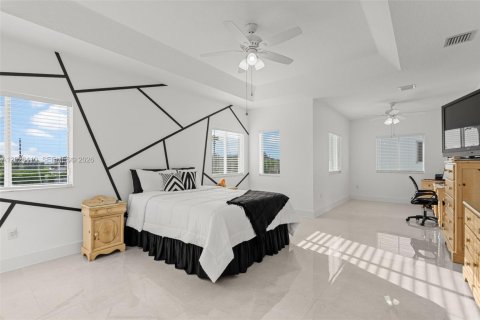 House in Miami, Florida 4 bedrooms, 217.21 sq.m. № 2186284 - photo 19