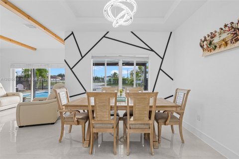 House in Miami, Florida 4 bedrooms, 217.21 sq.m. № 2186284 - photo 9