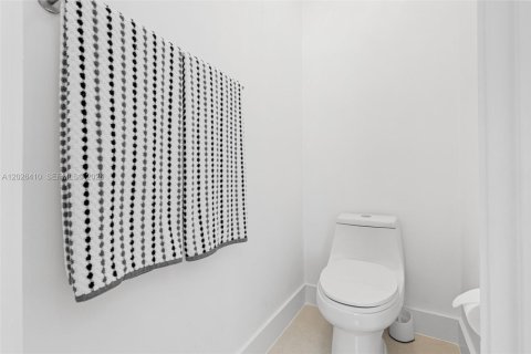 House in Miami, Florida 4 bedrooms, 217.21 sq.m. № 2186284 - photo 24