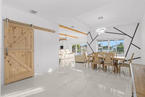 House in Miami, Florida 4 bedrooms, 217.21 sq.m. № 2186284 - photo 7