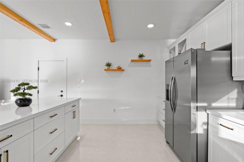House in Miami, Florida 4 bedrooms, 217.21 sq.m. № 2186284 - photo 16