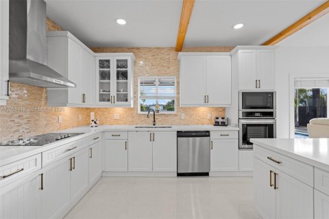 House in Miami, Florida 4 bedrooms, 217.21 sq.m. № 2186284 - photo 13
