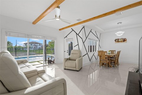 House in Miami, Florida 4 bedrooms, 217.21 sq.m. № 2186284 - photo 11