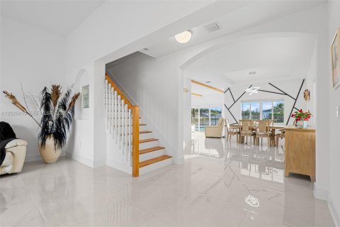 House in Miami, Florida 4 bedrooms, 217.21 sq.m. № 2186284 - photo 4