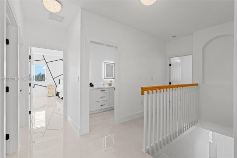 House in Miami, Florida 4 bedrooms, 217.21 sq.m. № 2186284 - photo 17