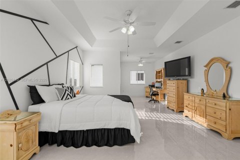 House in Miami, Florida 4 bedrooms, 217.21 sq.m. № 2186284 - photo 20
