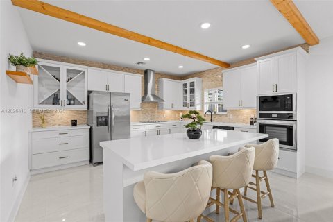 House in Miami, Florida 4 bedrooms, 217.21 sq.m. № 2186284 - photo 12