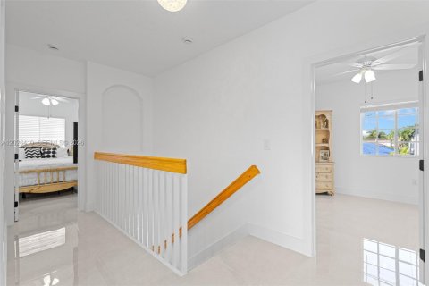 House in Miami, Florida 4 bedrooms, 217.21 sq.m. № 2186284 - photo 18