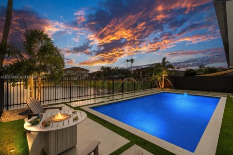 House in Miami, Florida 4 bedrooms, 217.21 sq.m. № 2186284