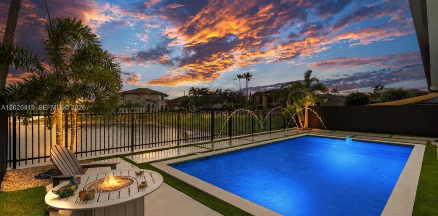 House in Miami, Florida 4 bedrooms, 217.21 sq.m. № 2186284