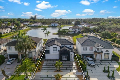 House in Miami, Florida 4 bedrooms, 217.21 sq.m. № 2186284 - photo 3