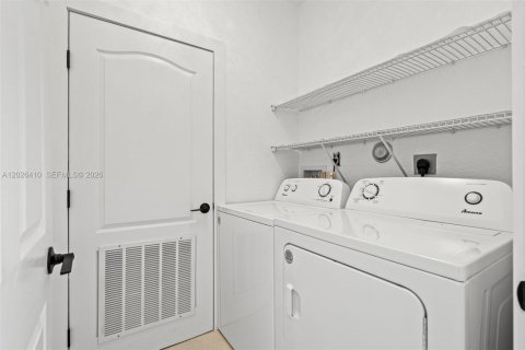 House in Miami, Florida 4 bedrooms, 217.21 sq.m. № 2186284 - photo 30