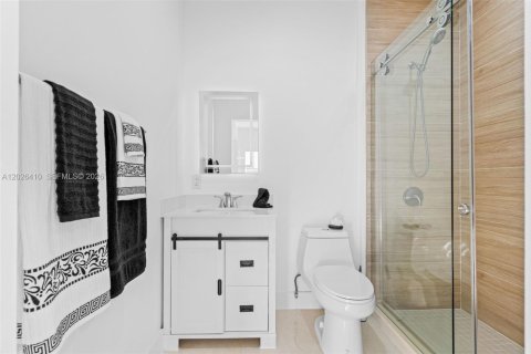 House in Miami, Florida 4 bedrooms, 217.21 sq.m. № 2186284 - photo 8