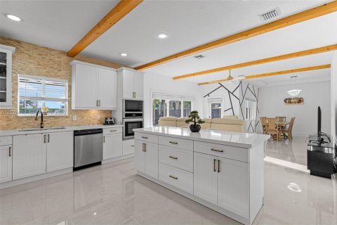 House in Miami, Florida 4 bedrooms, 217.21 sq.m. № 2186284 - photo 14