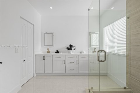 House in Miami, Florida 4 bedrooms, 217.21 sq.m. № 2186284 - photo 22