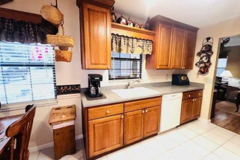 House in Zephyrhills, Florida 3 bedrooms, 130.9 sq.m. № 1850313 - photo 10