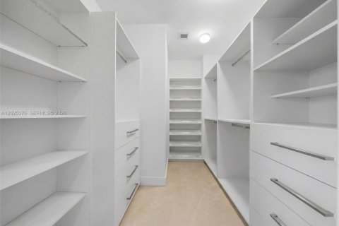 Condominio en venta en Miami, Florida, 3 dormitorios, 309.92 m2 № 2244356 - foto 9
