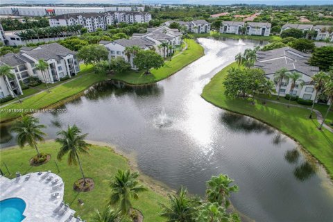 Condominio en venta en Doral, Florida, 2 dormitorios, 75.99 m2 № 1972657 - foto 3