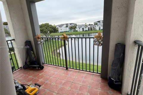 Condominio en venta en Doral, Florida, 2 dormitorios, 75.99 m2 № 1972657 - foto 16