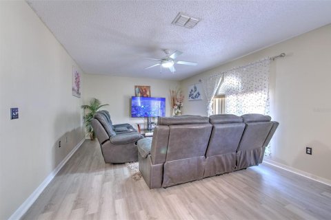 House in Spring Hill, Florida 4 bedrooms, 206.43 sq.m. № 1717679 - photo 17