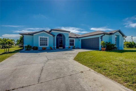 Купить виллу или дом в Кейп-Корал, Флорида 4 спальни, 159.23м2, № 1927211 - фото 1