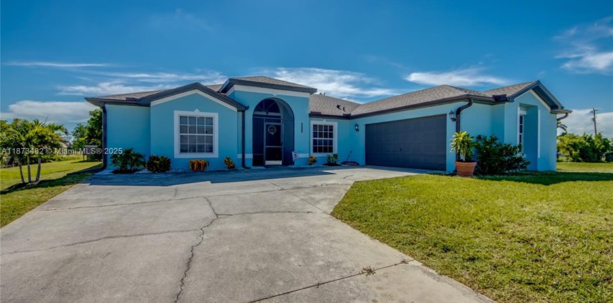 Дом в Кейп-Корал, Флорида 4 спальни, 159.23м2 № 1927211