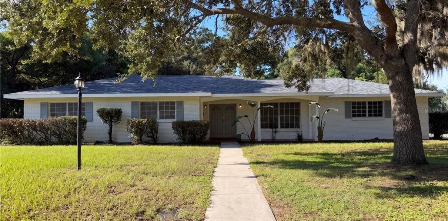 House in Brandon, Florida 3 bedrooms, 122.82 sq.m. № 2354889