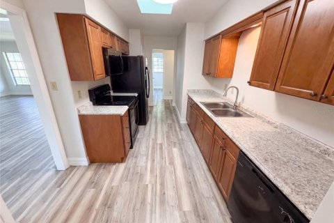 House in Brandon, Florida 3 bedrooms, 122.82 sq.m. № 2354889 - photo 2