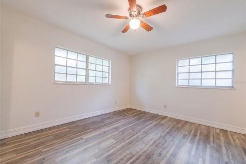House in Brandon, Florida 3 bedrooms, 122.82 sq.m. № 2354889 - photo 10