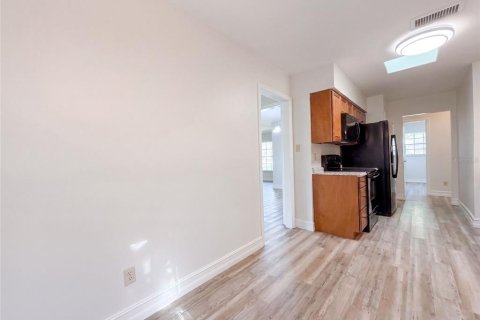 House in Brandon, Florida 3 bedrooms, 122.82 sq.m. № 2354889 - photo 14