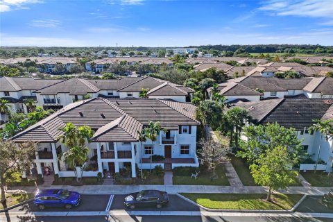 Купить таунхаус в Коконат Крик, Флорида 3 комнаты, 168.06м2, № 1993487 - фото 1