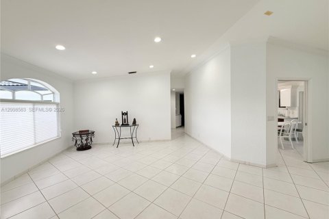 Villa ou maison à vendre à Miami, Floride: 5 chambres № 2346610 - photo 8