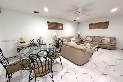 Villa ou maison à vendre à Miami, Floride: 5 chambres № 2346610 - photo 20