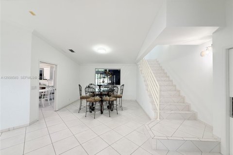Villa ou maison à vendre à Miami, Floride: 5 chambres № 2346610 - photo 9