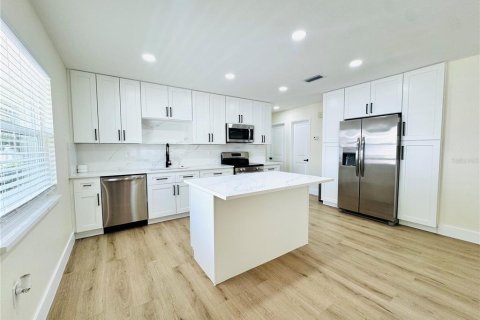 House in Sarasota, Florida 3 bedrooms, 126.63 sq.m. № 1912519 - photo 4