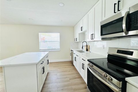 House in Sarasota, Florida 3 bedrooms, 126.63 sq.m. № 1912519 - photo 3