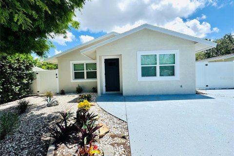 House in Sarasota, Florida 3 bedrooms, 126.63 sq.m. № 1912519 - photo 1