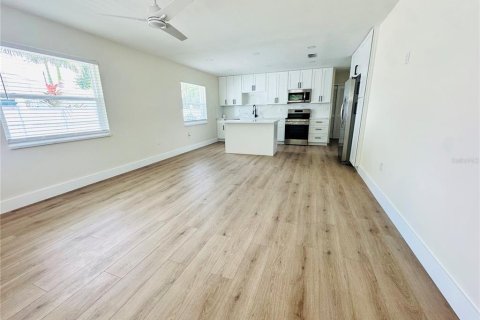 House in Sarasota, Florida 3 bedrooms, 126.63 sq.m. № 1912519 - photo 5