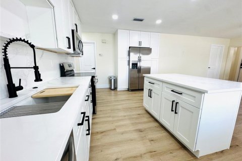 House in Sarasota, Florida 3 bedrooms, 126.63 sq.m. № 1912519 - photo 2