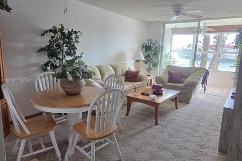 Condo in Sunrise, Florida, 1 bedroom  № 1998699 - photo 2