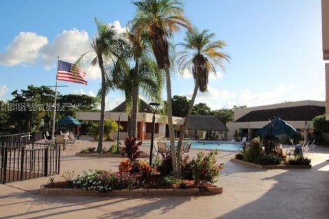 Condo in Sunrise, Florida, 1 bedroom  № 1998699 - photo 3