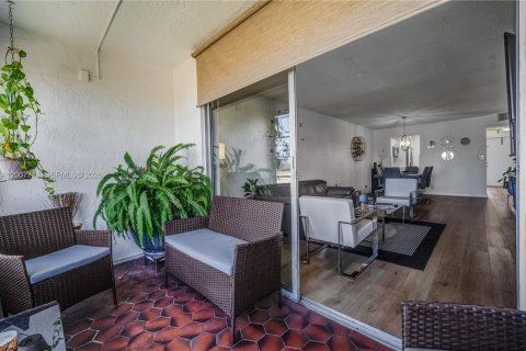 Condo in Sunrise, Florida, 2 bedrooms  № 2076568 - photo 15