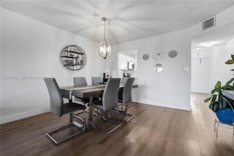 Condo in Sunrise, Florida, 2 bedrooms  № 2076568 - photo 13