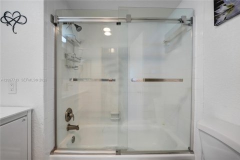 Condo in Sunrise, Florida, 2 bedrooms  № 2076568 - photo 22
