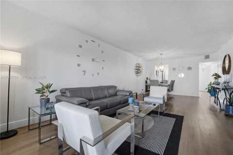 Condo in Sunrise, Florida, 2 bedrooms  № 2076568 - photo 9