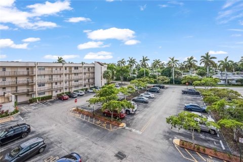 Condo in Sunrise, Florida, 2 bedrooms  № 2076568 - photo 2