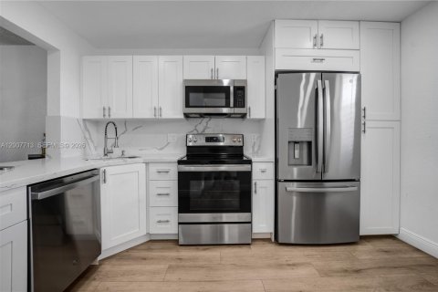Condo in Sunrise, Florida, 2 bedrooms  № 2076568 - photo 5
