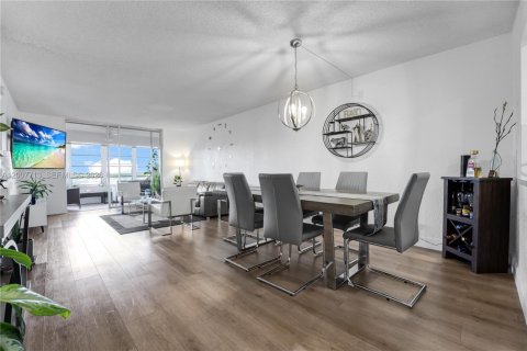 Condo in Sunrise, Florida, 2 bedrooms  № 2076568 - photo 12