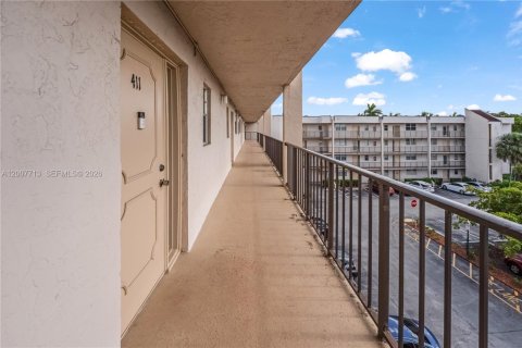 Condo in Sunrise, Florida, 2 bedrooms  № 2076568 - photo 30